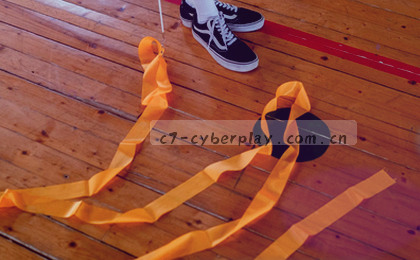 选手擦汗握拳 球拍横截网前